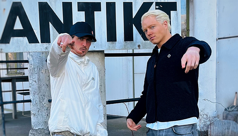 Bakgrund röda illustrerade jordgubbar med vit Facebook-logga på.