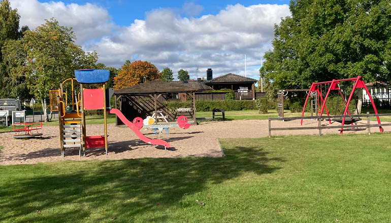 Översiktsbild på en lekplats.