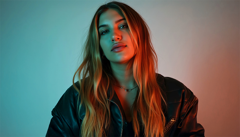 Porträttbild av ung kvinna med långt hår.